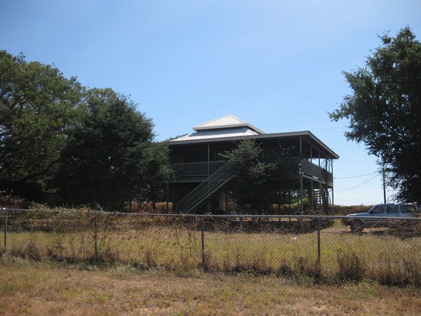 n_img_0182_traditional_house_on_stilts.jpg