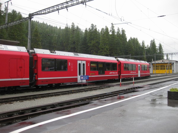 n_img_3005_pontresina_train_station.jpg