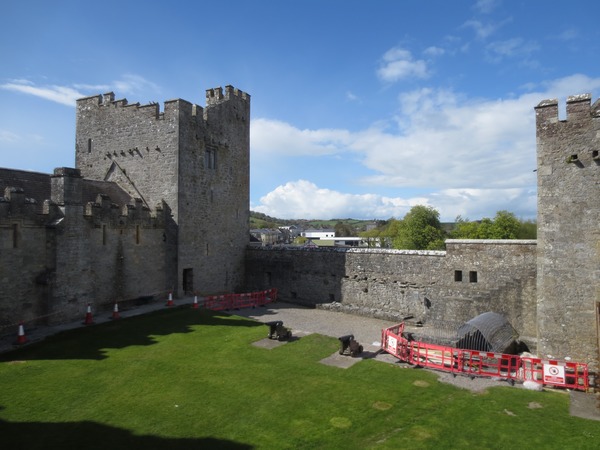 n_img_2889__the_castle_courtyard.jpg