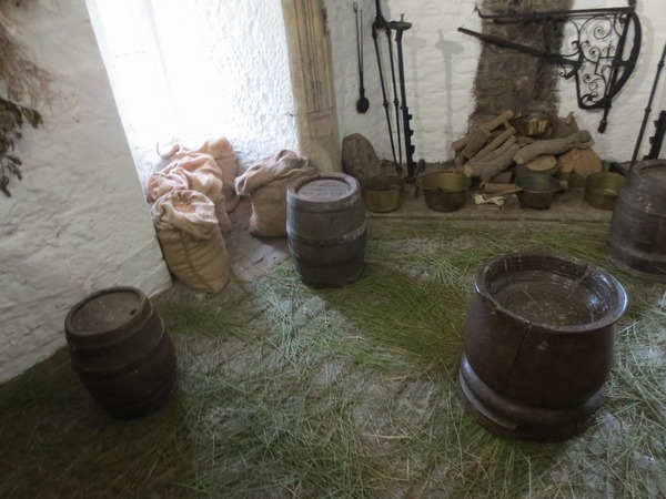 n_img_3401__bunratty_castle___kitchen_.jpg