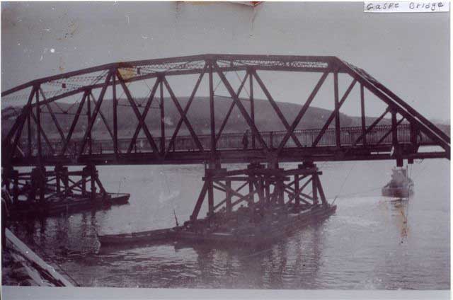 Building_Gaspe_bridge3